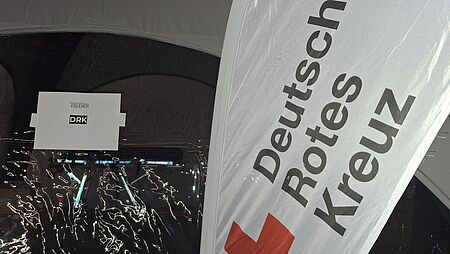 DRK Fahne an der Sanitätsstation