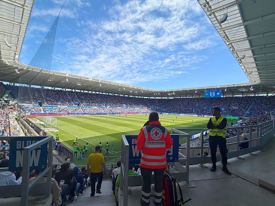 DRK Helferin im Stadion